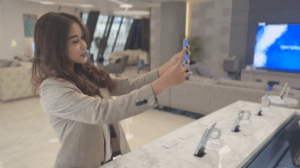 S3100V와 함께 셀카를 찍는 여성